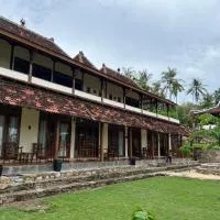 Arys Lagoon Bungalow & Hotel، فندق في كاريمونجاوا