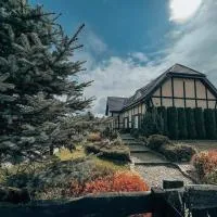 Amber House Swierkowa, hotel i Debina