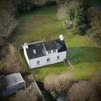 Three Bedroom Breton Cottage, hotel a Collorec