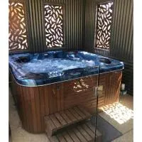 Unique Zone half house with games room & outdoor jacuzzi in Maiden Gully, Bendigo, hotel i Bendigo