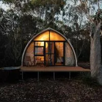 Numie Wattle Cocoon with Hot Tub Waterfront, hotell i Coles Bay