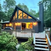Luxe Lake Harmony Home, Game Room, Firepit, Deck, khách sạn ở Spilt Rock