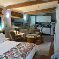 AC 1 Bed Studio Apartment 25+ Non Smokers, Hotel in Warnbro