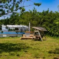 Luxury Airstream Getaway with Sauna and Hot Tub, hotel en Gartness
