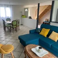 Country house with unfenced garden, hotel em Lindry