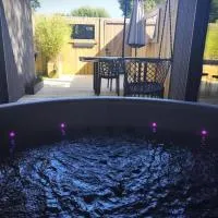 Lodge Cosy - Sauna & Jacuzzi.，Saint-Coulitz的飯店