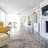 Luxury Villa with Indoor Pool, Jacuzzi, Sauna & Breathtaking City View, hotell i Klosterneuburg