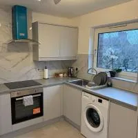 Jay3 Suites - Spacious Entire Apartment in London, hotelli kohteessa Dagenham