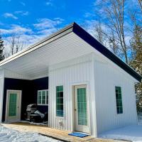 Secluded Bungalow Near Acadia and Bar Harbor -Private, Pet Friendly, BBQ Grill, Huge Yard, hotel poblíž Hancock County-Bar Harbor - BHB, Lamoine Corner