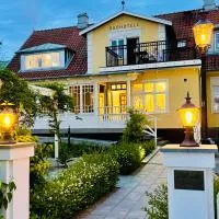 Kivikstrand Badhotell، فندق في كيفيك