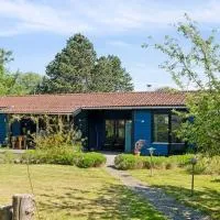 House with lovely garden and close to water with Shelter, hotel di Kirke-Hyllinge