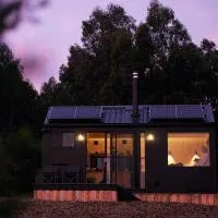 Ocean View Off-Grid Cabin Secluded in Nature - Govind, hotell i Johanna