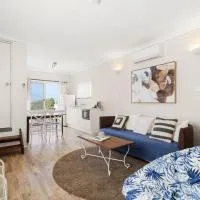 Quay's Cabin - Absolute Beachfront with Views, ξενοδοχείο σε Callala Beach