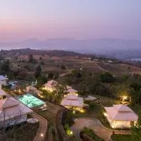 StayVista at Vaana - Glamping Tents, Jacuzzi, Pool, מלון בלונבלה