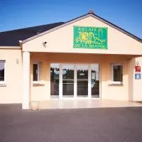Logis hôtel Relais De La Grange – hotel w mieście Nort-sur-Erdre