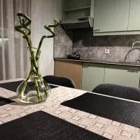 Spacious 4 Bedroom Bungalow with 2 Bathrooms with Garden and Parking in Dublin, hotel in Lucan