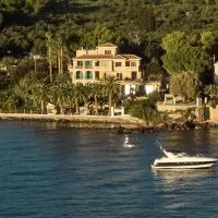 Calypso Suites & Villas, hotel in Amoudi