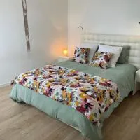 Appartement terrasse 4 à 6 adultes linge compris Les Epesses 3 min du parc PUY DU F0U, хотел в Лез Епес