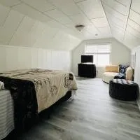 Pet Friendly Ferndale Home with Large Yard near Motor City Detroit, hotel en Ferndale