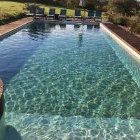 Sérignac में, होटल Cozy guest house with jacuzzi and swimming pool