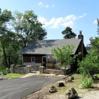 Cozy Cabin Rental near Table Rock Lake in the Ozark Mountains, Missouri, hotel poblíž M. Graham Clark - Taney County Airport - PLK, Hollister