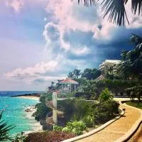 Oceanfront Paradise: Penthouse with Peloton, hotel di Cupecoy