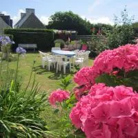 Maison de vacances avec jardin clos à 300m de la mer، فندق في Pouldreuzic
