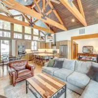 'Chelan Mountain Retreat' Chalet w/ Fire Pit!, hotell sihtkohas Chelan