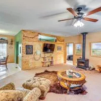 5 Mi to Town: Mtn-View Gem w/ Deck in Hot Springs, hotel en Hot Springs