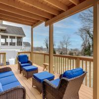 Walk to Eastern Point Beach Apt with Water View!, hotel poblíž Groton-New London Airport - GON, Groton