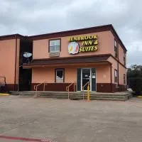 Benbrook Inn & Suites,Benbrook的飯店