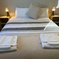 Runway 27 Getaway - Private Room and Ensuite With Shared Kitchen and Dining, hotell i Temora