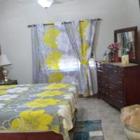 Room in House - Charming Kingston Room for Rent - Private Entrance Full Access, hotel poblíž Letiště Tinson Pen - KTP, Four Mile