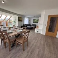 Haus Ostseesprung - Fewo Sarah Hochparterre gratis WLAN, Parkplatz und gem Garten、バート・ドーベランのホテル