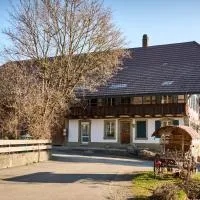 Uelis-Stöckli-Gästezimmer auf Bauernhof mit Wellness, Billiard und Alpakatrekking, хотел в Meikirch