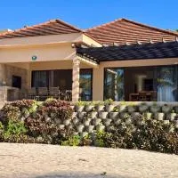Luxurious Beachfront house-Villa 44, viešbutis mieste Gueima