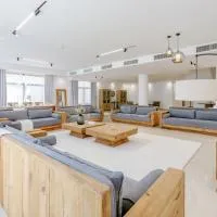 Sea and Mountain Views 6BR and Assistant's Room Villa, with Heated Pool & BBQ Area, Al Dana, Sharm, Fujairah by Deluxe Holiday Homes, hotel u gradu Fudžeira