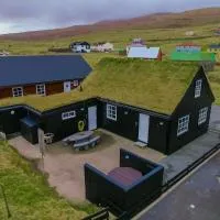 RO Turfroof Cottage with hot tub in cozy Skalavik، فندق في Skálavík