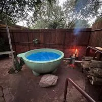 Wild Fig Cottage with Tickle Tub in Hartbeespoort, hotel u gradu Pelindaba