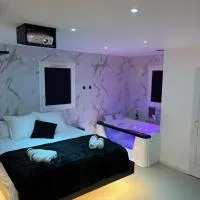 Appartement de luxe, balnéo, vue lac & lit suspendu, готель у місті Кастельжалу