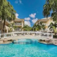 Sleek apartment overlooking pool, hotell sihtkohas Noosa Heads