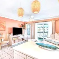 Private Balcony - Beach - Pool and Pickleball, hotel u gradu 'Tybee Island'