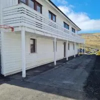 Charming groundfloor apartment close to airport, hotel u gradu Servagur