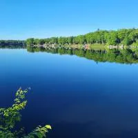 Castaway Cottage on Croton Pond #3, hotel v destinaci Newaygo