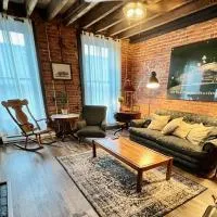 Historic, Stylish Getaway 2 blocks from Waterfront, hotel em Bellefonte
