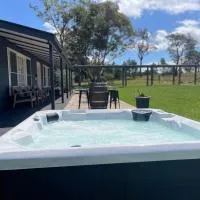 Serene bush cottage with an outdoor spa, hotel u gradu Canyonleigh