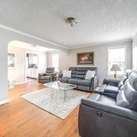 Walk to Lake Erie and Beach Access Home with Deck!, hotel poblíž Erie International Airport - ERI, Erie