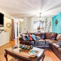 3 Mi to Dtwn New Haven Colorful Condo with Yard!, hotel poblíž Tweed-New Haven Airport - HVN, West Haven