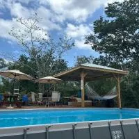 The Howler Jungle House and Cabanas, hotel en Ciudad de Belice