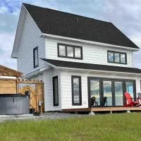 Ocean Front 3Bdrm Saltbox 'SeaForever' wHot Tub, hótel í Hibbs Cove